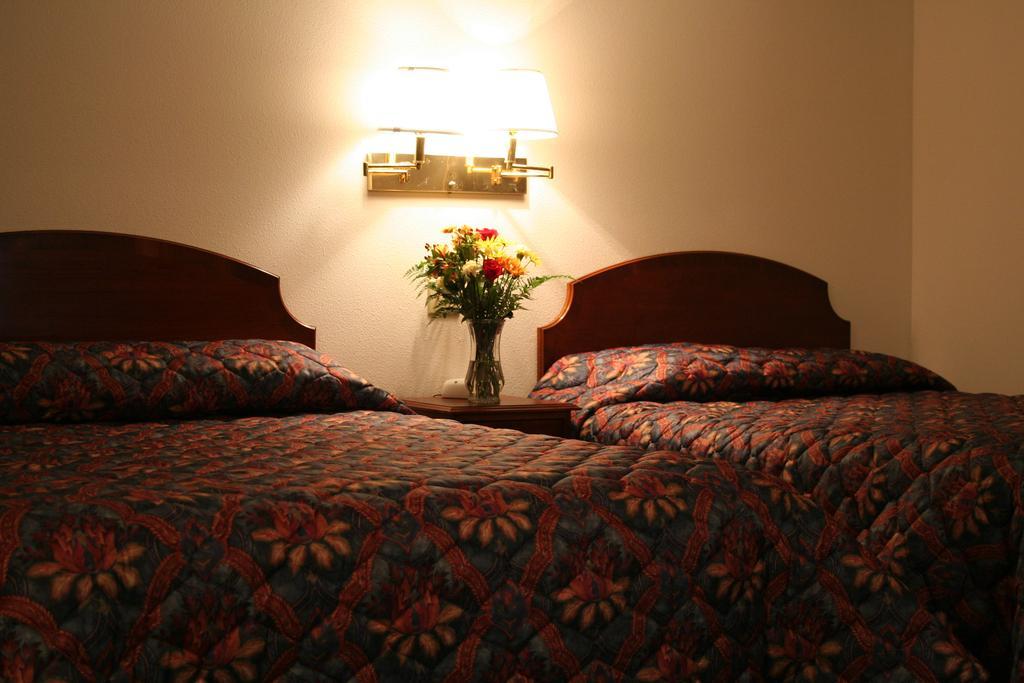 University Inn Cedar Falls Eksteriør billede