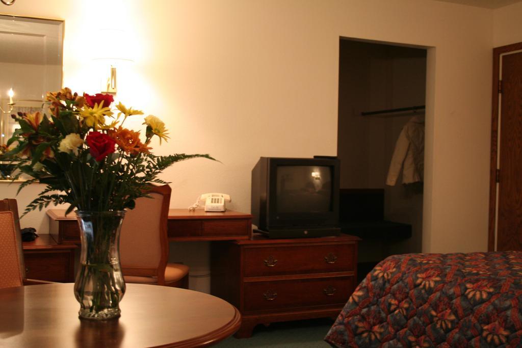 University Inn Cedar Falls Eksteriør billede
