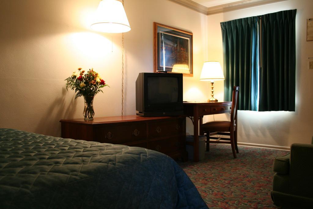 University Inn Cedar Falls Eksteriør billede