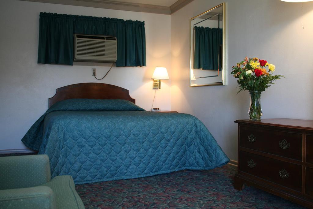 University Inn Cedar Falls Eksteriør billede