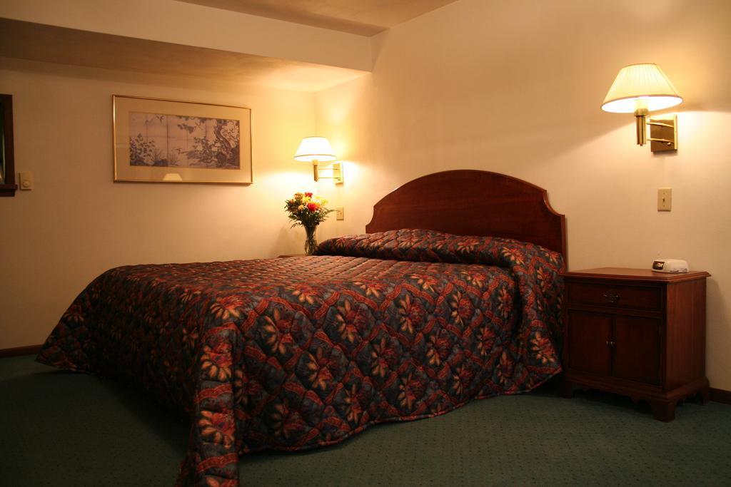 University Inn Cedar Falls Eksteriør billede
